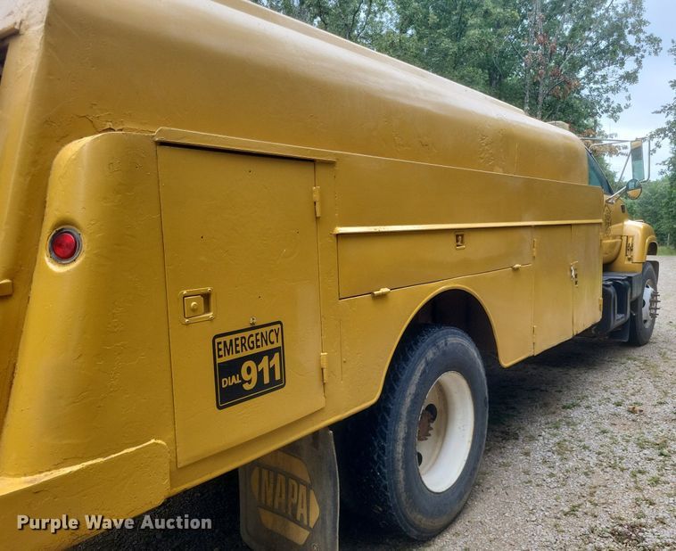 image for item DR4958 2000 Chevrolet C7500 tanker fire truck