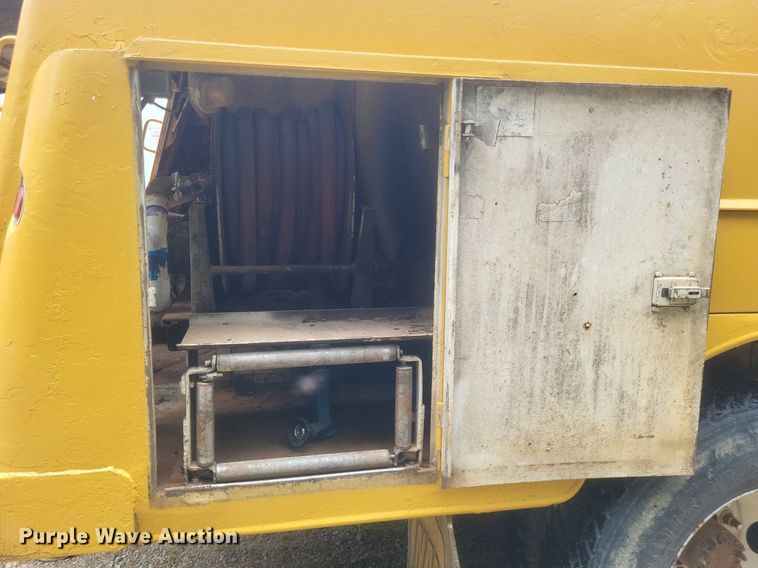 image for item DR4958 2000 Chevrolet C7500 tanker fire truck