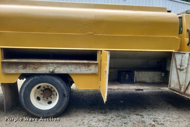 image for item DR4958 2000 Chevrolet C7500 tanker fire truck