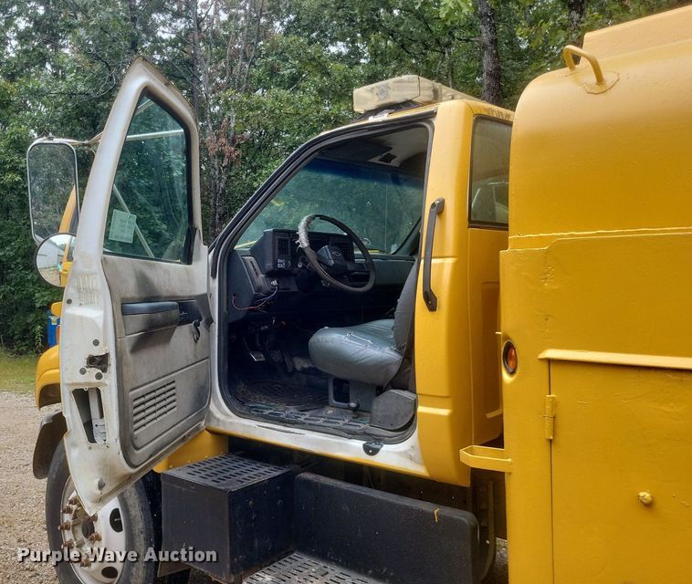 image for item DR4958 2000 Chevrolet C7500 tanker fire truck