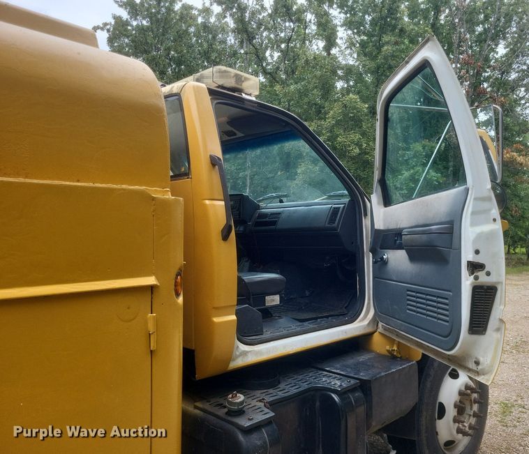 image for item DR4958 2000 Chevrolet C7500 tanker fire truck