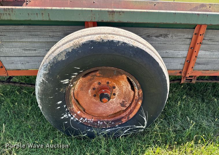 image for item DX1058 AVCO New Idea manure spreader