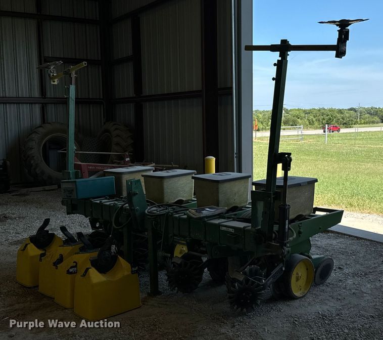 image for item DX1060 John Deere 7000 planter