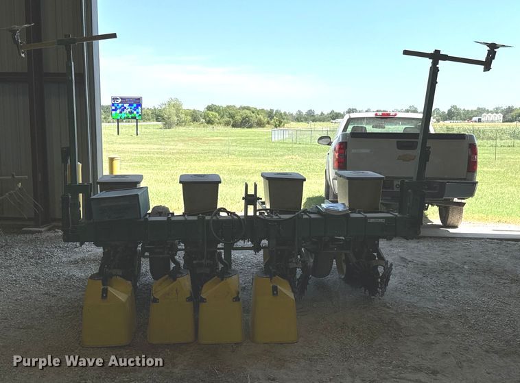 image for item DX1060 John Deere 7000 planter