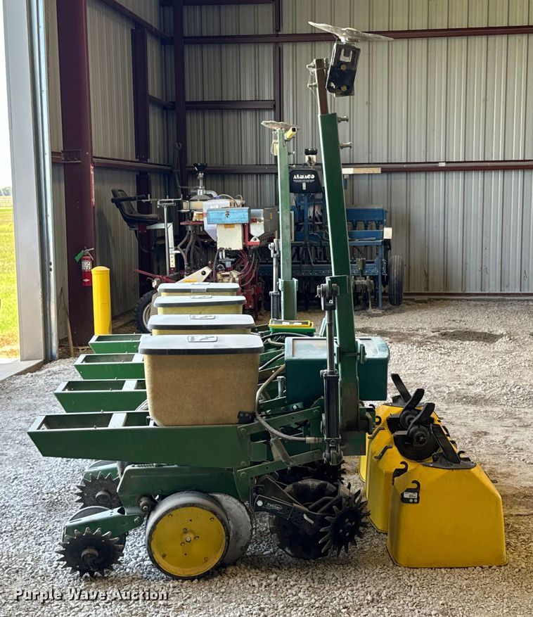 image for item DX1060 John Deere 7000 planter