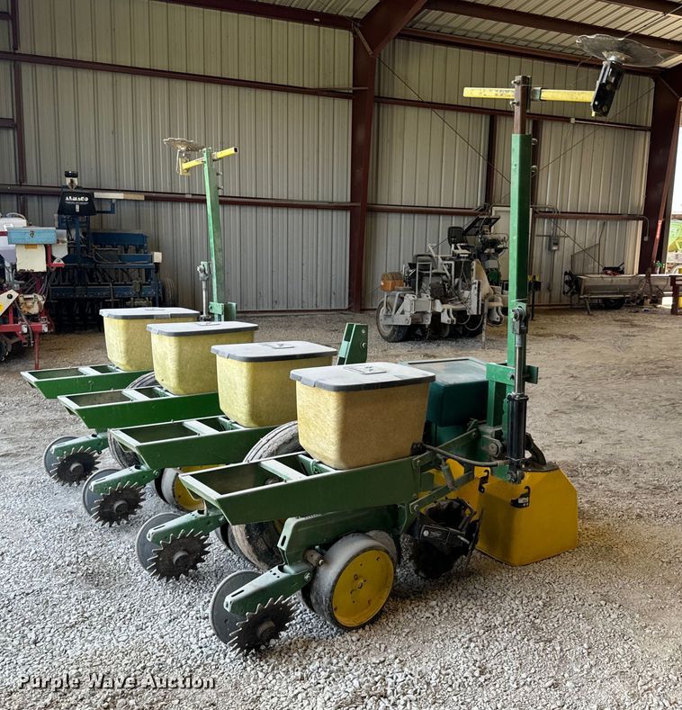 image for item DX1060 John Deere 7000 planter