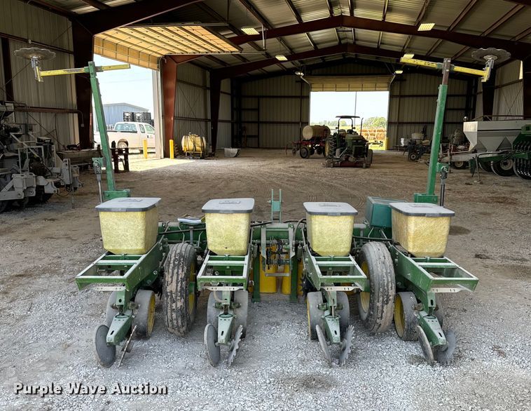 image for item DX1060 John Deere 7000 planter