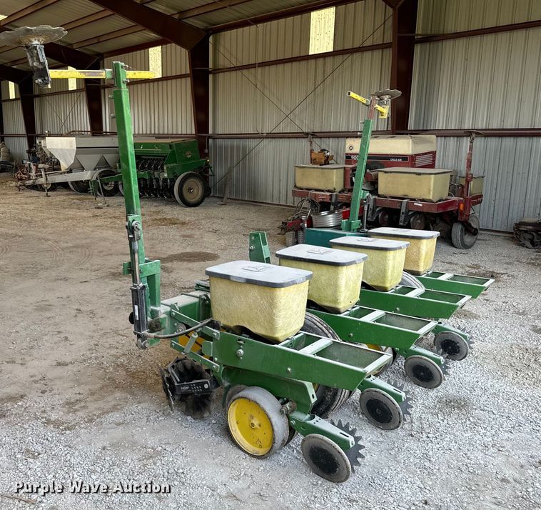 image for item DX1060 John Deere 7000 planter