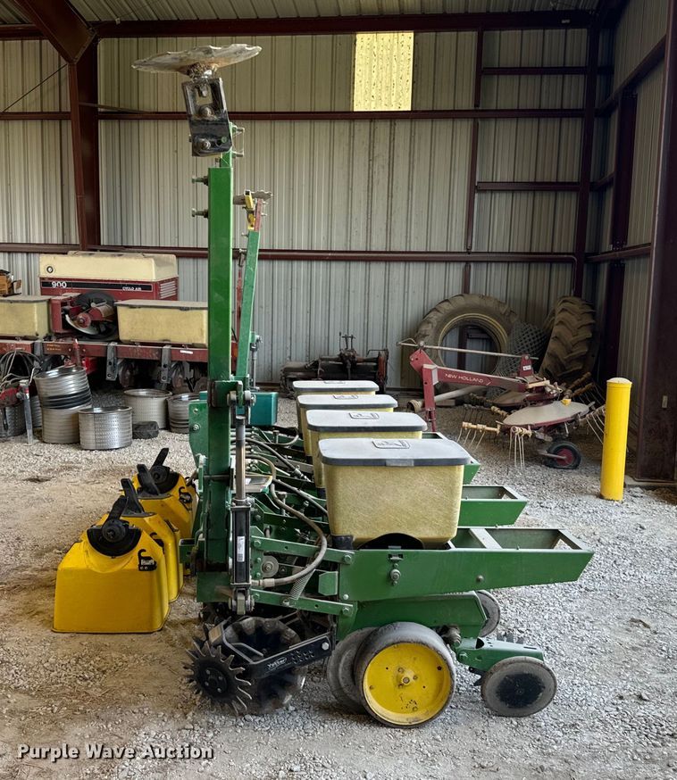 image for item DX1060 John Deere 7000 planter