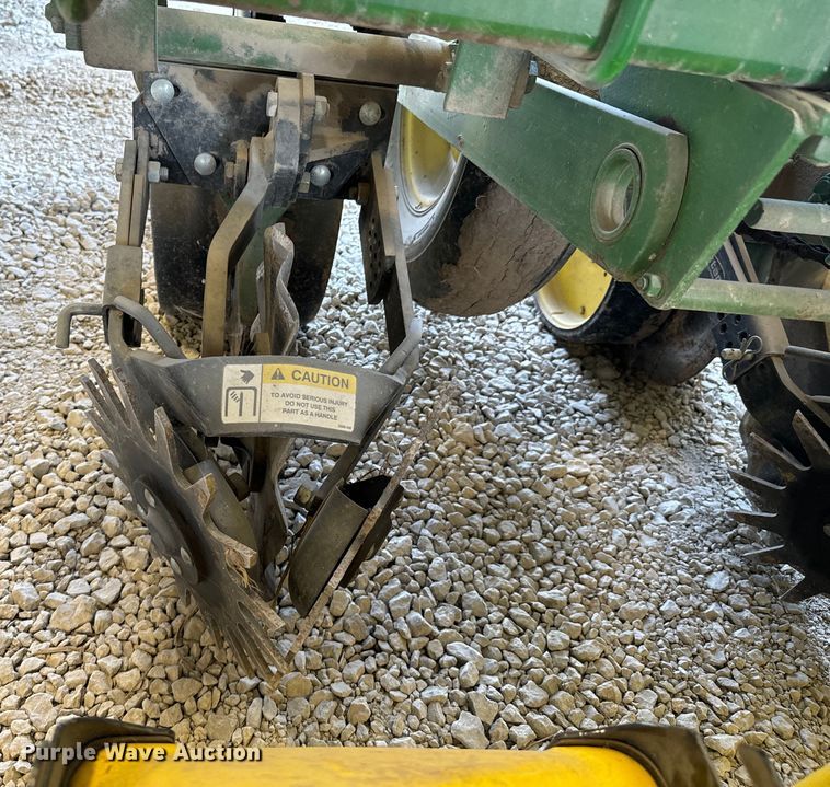 image for item DX1060 John Deere 7000 planter