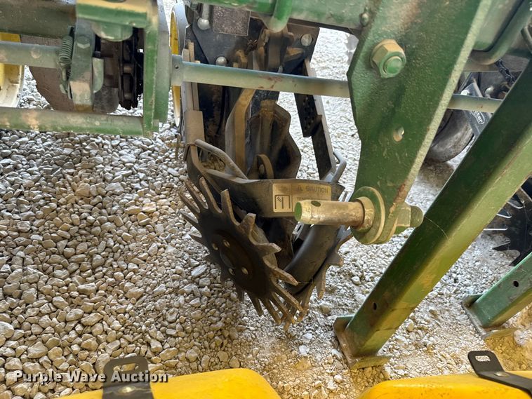 image for item DX1060 John Deere 7000 planter