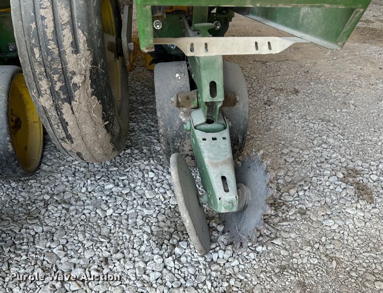 image for item DX1060 John Deere 7000 planter