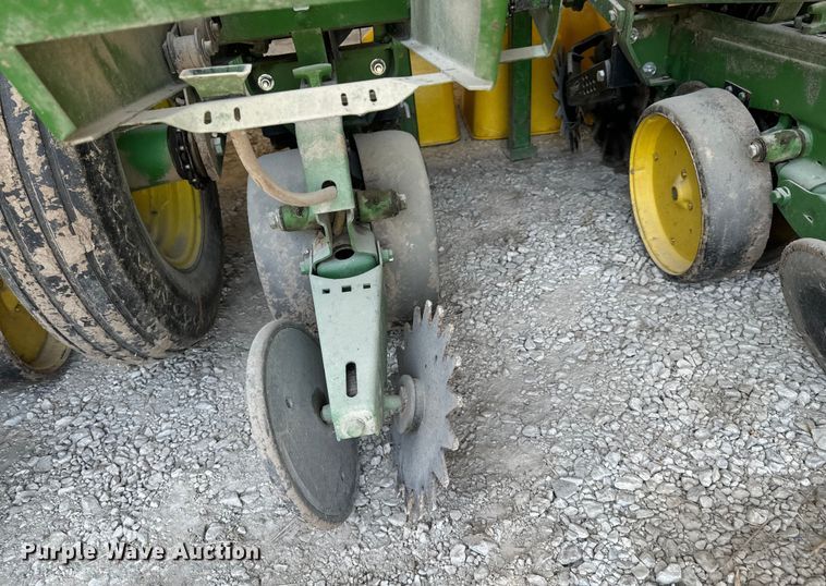 image for item DX1060 John Deere 7000 planter