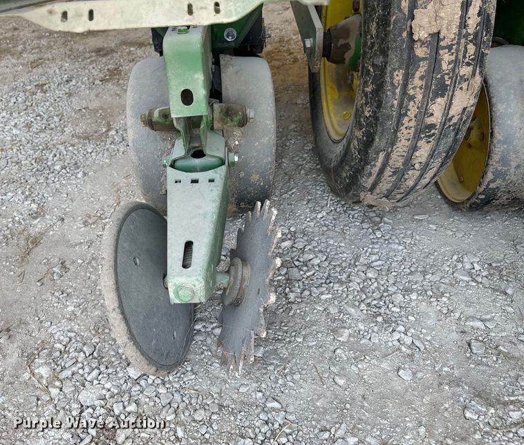 image for item DX1060 John Deere 7000 planter