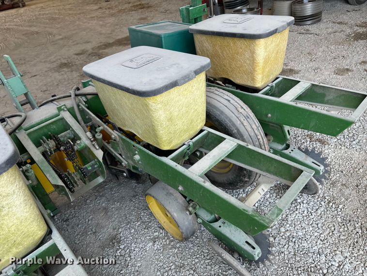 image for item DX1060 John Deere 7000 planter