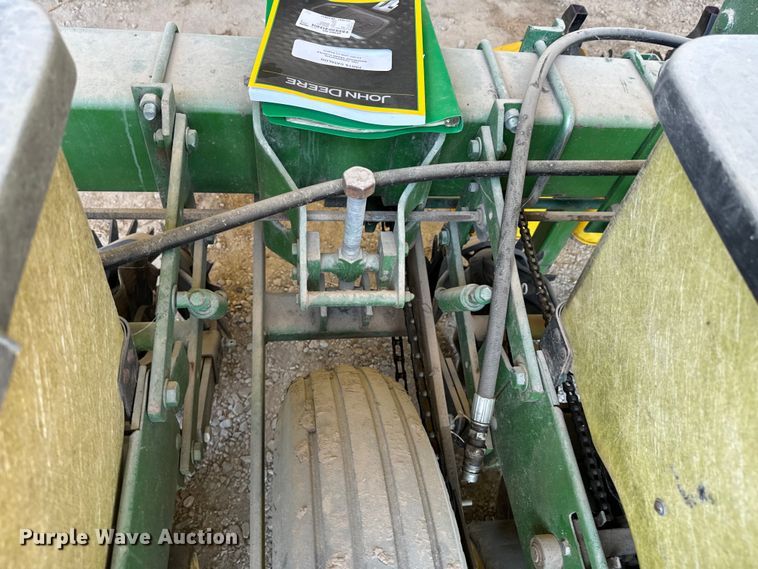 image for item DX1060 John Deere 7000 planter