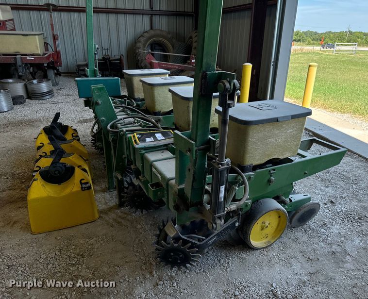 image for item DX1060 John Deere 7000 planter