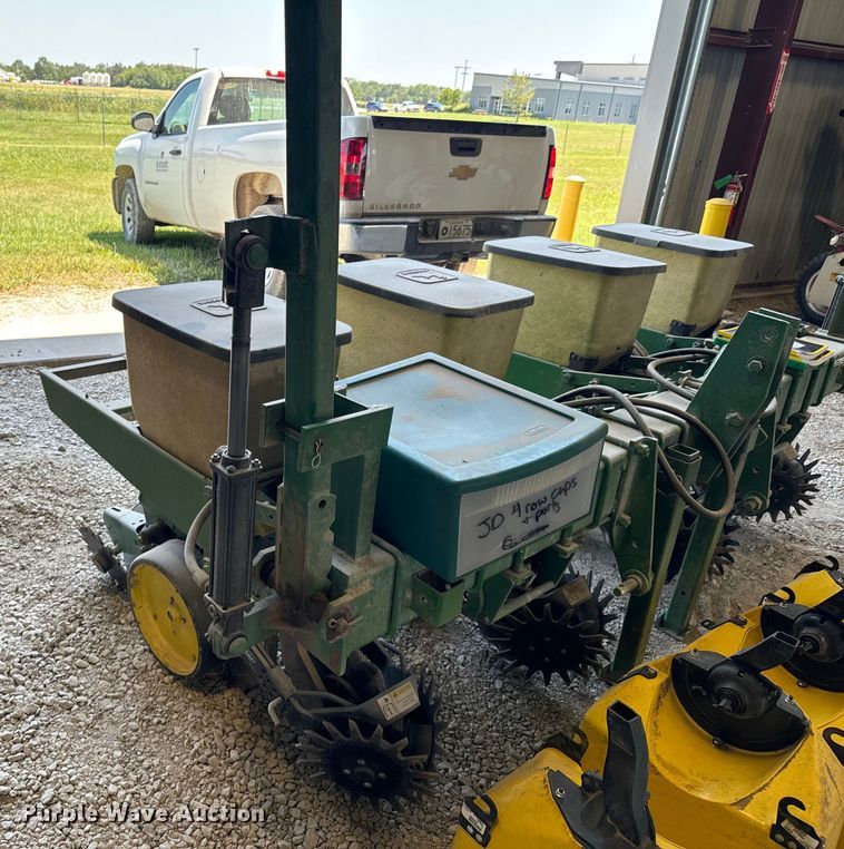 image for item DX1060 John Deere 7000 planter