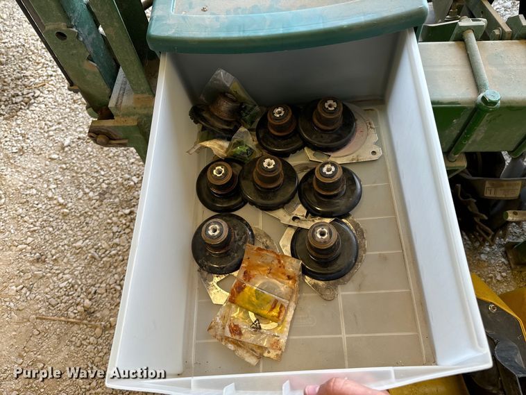 image for item DX1060 John Deere 7000 planter