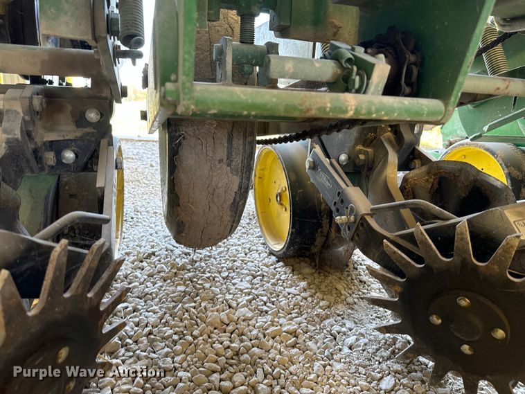 image for item DX1060 John Deere 7000 planter