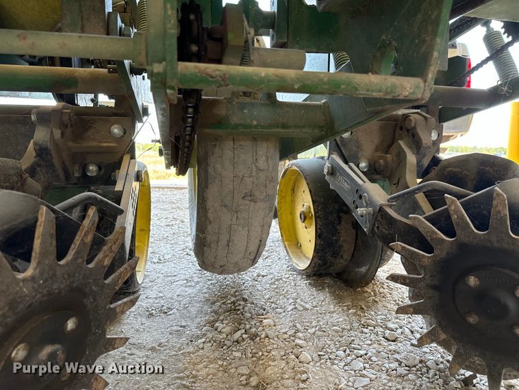 image for item DX1060 John Deere 7000 planter
