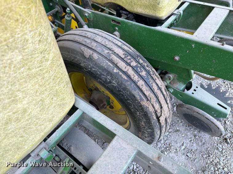 image for item DX1060 John Deere 7000 planter