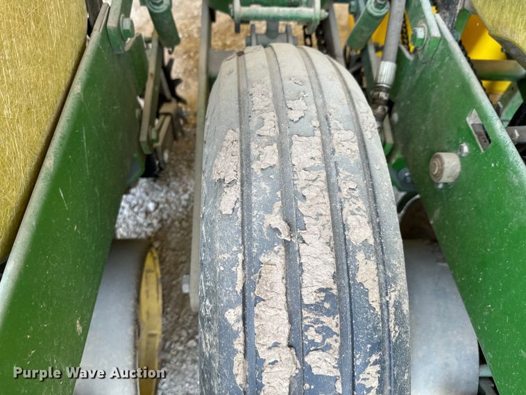 image for item DX1060 John Deere 7000 planter