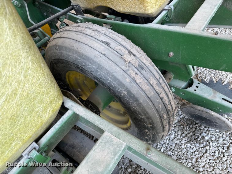 image for item DX1060 John Deere 7000 planter