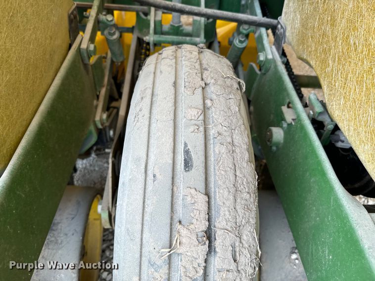 image for item DX1060 John Deere 7000 planter