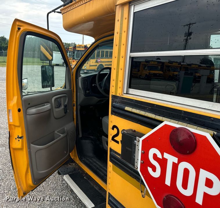 image for item DX1090 2001 Thomas school bus