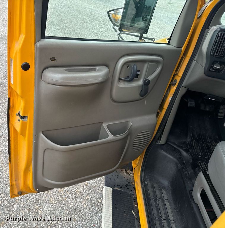 image for item DX1090 2001 Thomas school bus