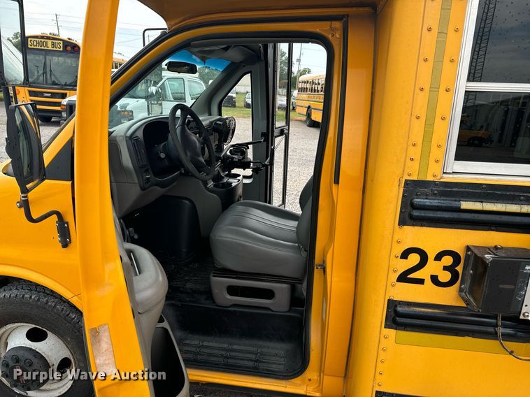 image for item DX1090 2001 Thomas school bus