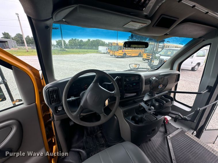 image for item DX1090 2001 Thomas school bus