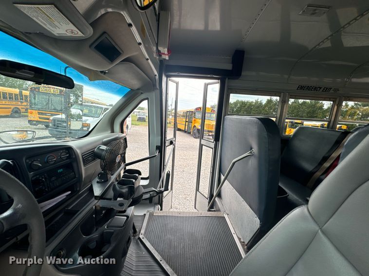 image for item DX1090 2001 Thomas school bus