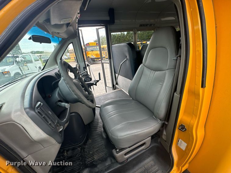 image for item DX1090 2001 Thomas school bus