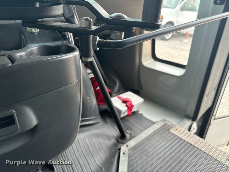 image for item DX1090 2001 Thomas school bus