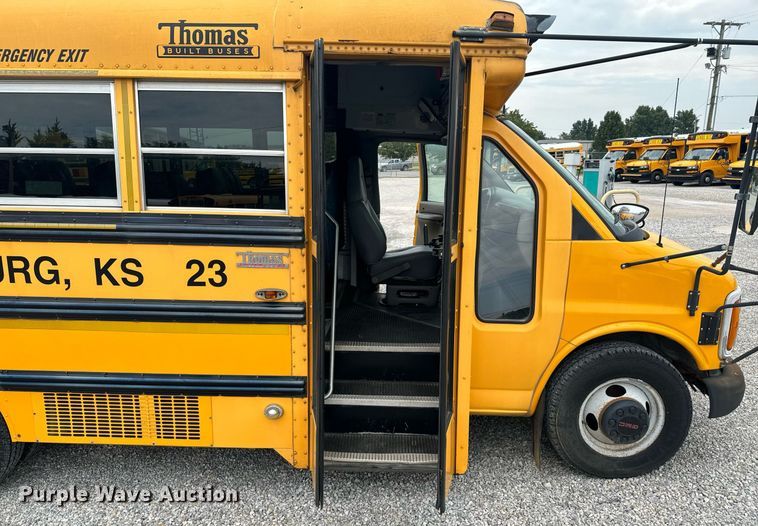 image for item DX1090 2001 Thomas school bus