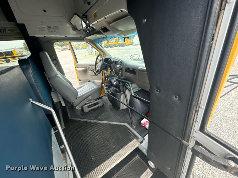 image for item DX1090 2001 Thomas school bus