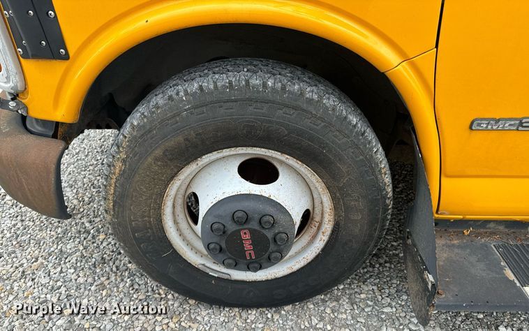 image for item DX1090 2001 Thomas school bus