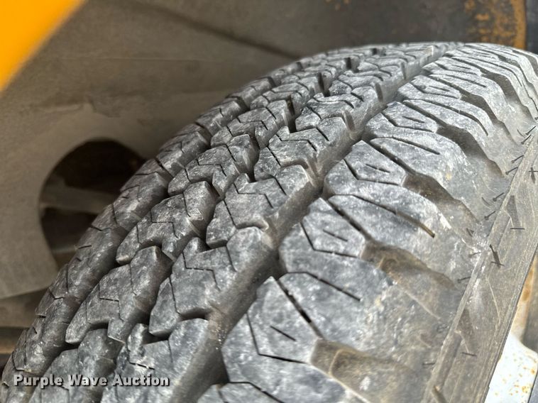 image for item DX1090 2001 Thomas school bus