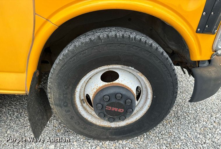 image for item DX1090 2001 Thomas school bus