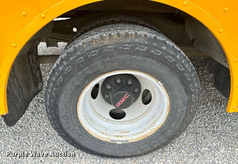 image for item DX1090 2001 Thomas school bus