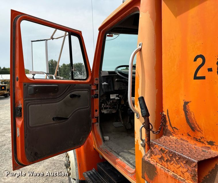 image for item DX1120 1996 International  4900 dump truck