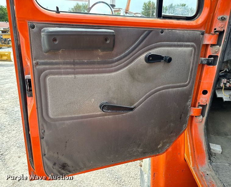 image for item DX1120 1996 International  4900 dump truck