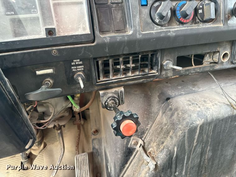 image for item DX1120 1996 International  4900 dump truck