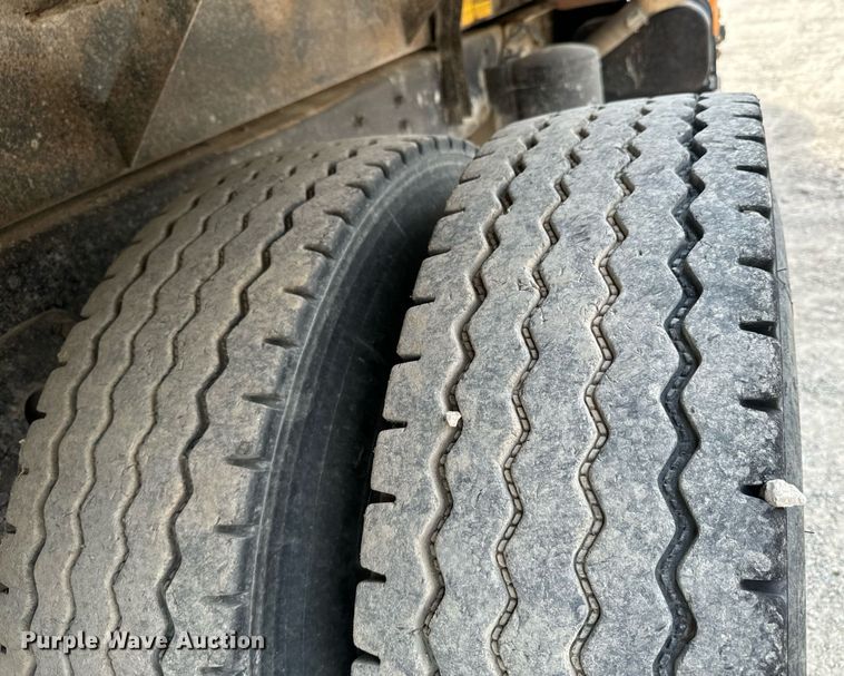 image for item DX1120 1996 International  4900 dump truck