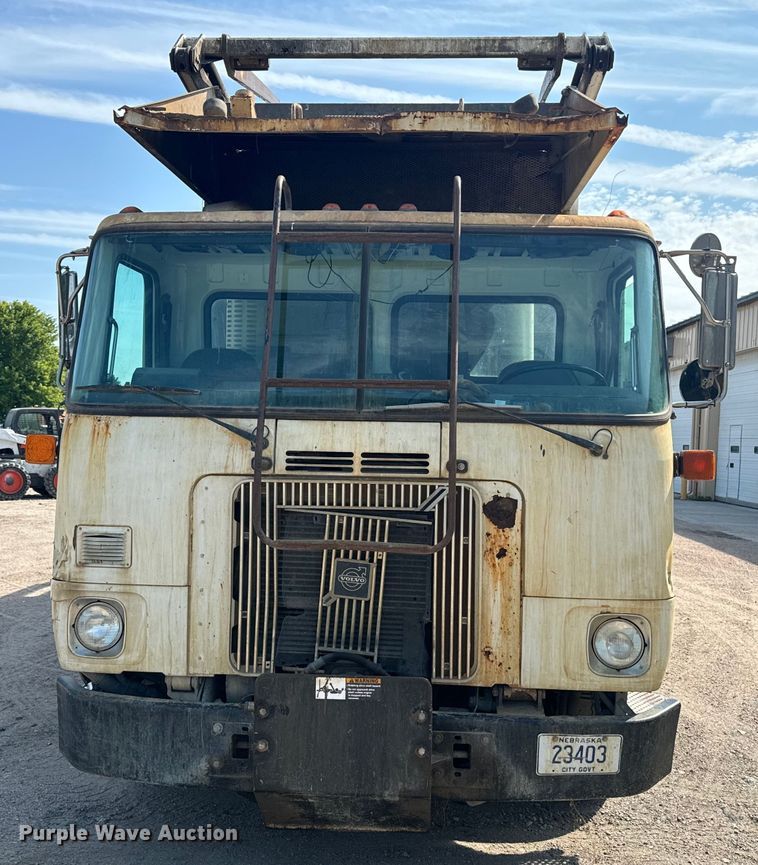 image for item EE7502 2001 Volvo WX64 refuse truck