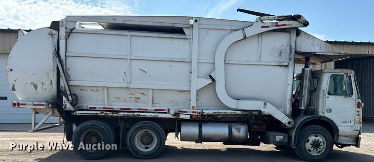 image for item EE7502 2001 Volvo WX64 refuse truck
