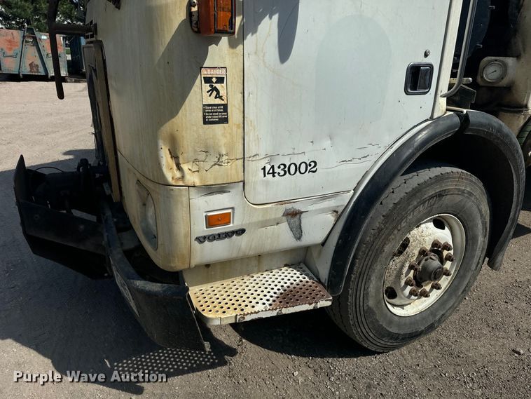 image for item EE7502 2001 Volvo WX64 refuse truck