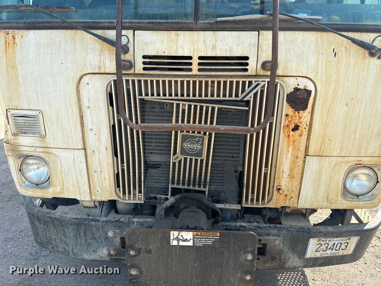 image for item EE7502 2001 Volvo WX64 refuse truck